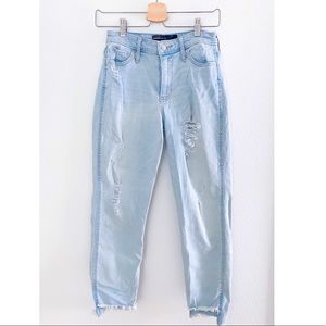 NWOT Hollister Ripped Mom High Rise Jeans (W26)